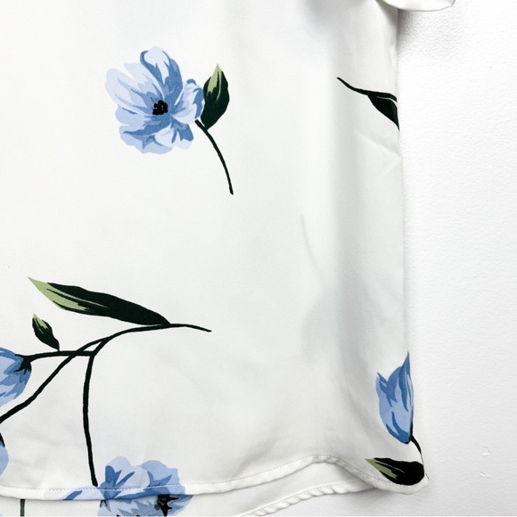 Dynamite Short Sleeve White & Blue Floral Top - Picture 3 of 8